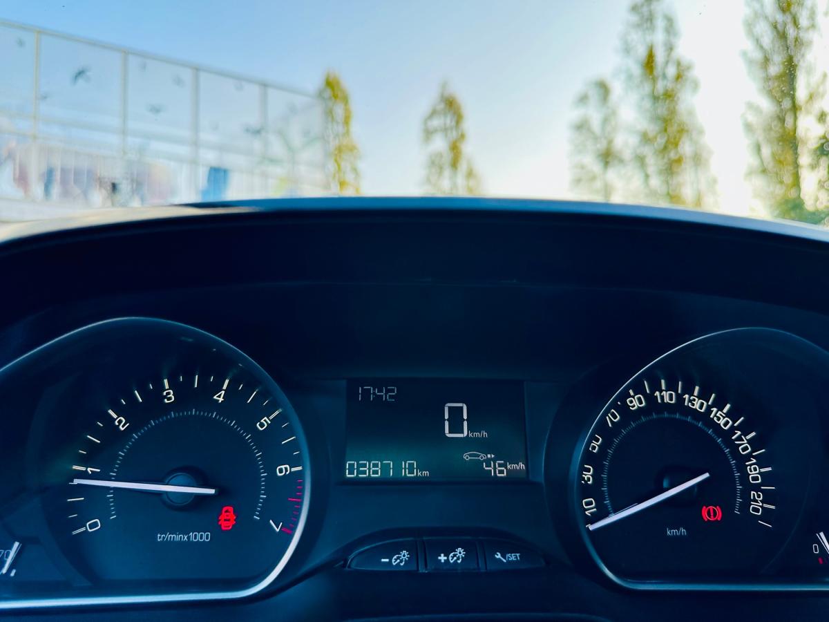 peugeot-208-2017-gasolina-999cc