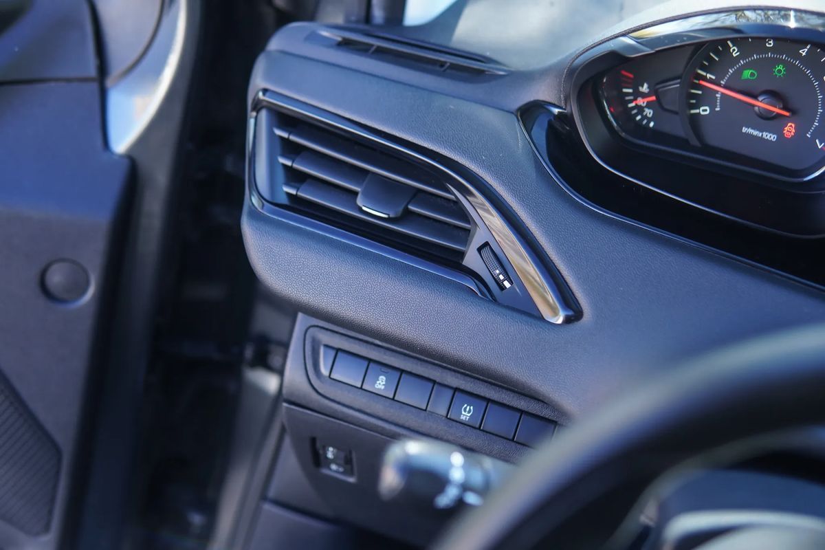 peugeot-208-2015-gasolina-1199cc