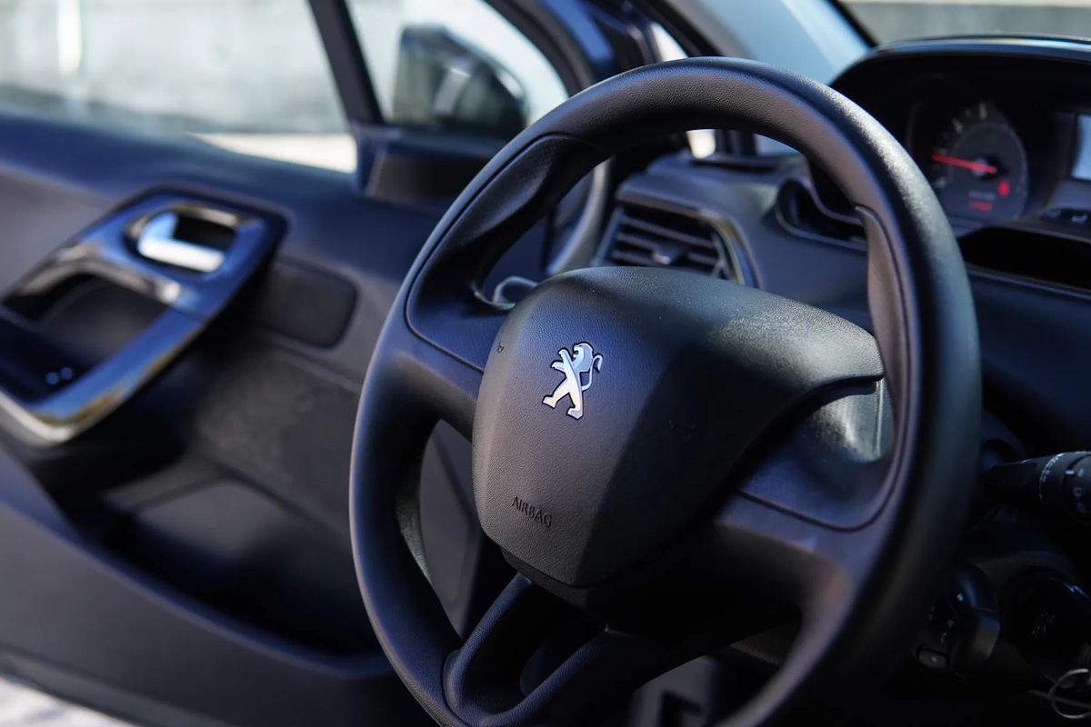 peugeot-208-2015-gasolina-1199cc