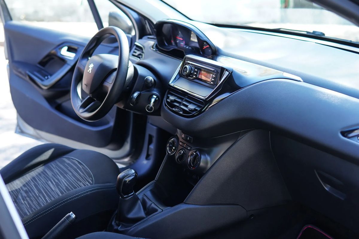 peugeot-208-2015-gasolina-1199cc
