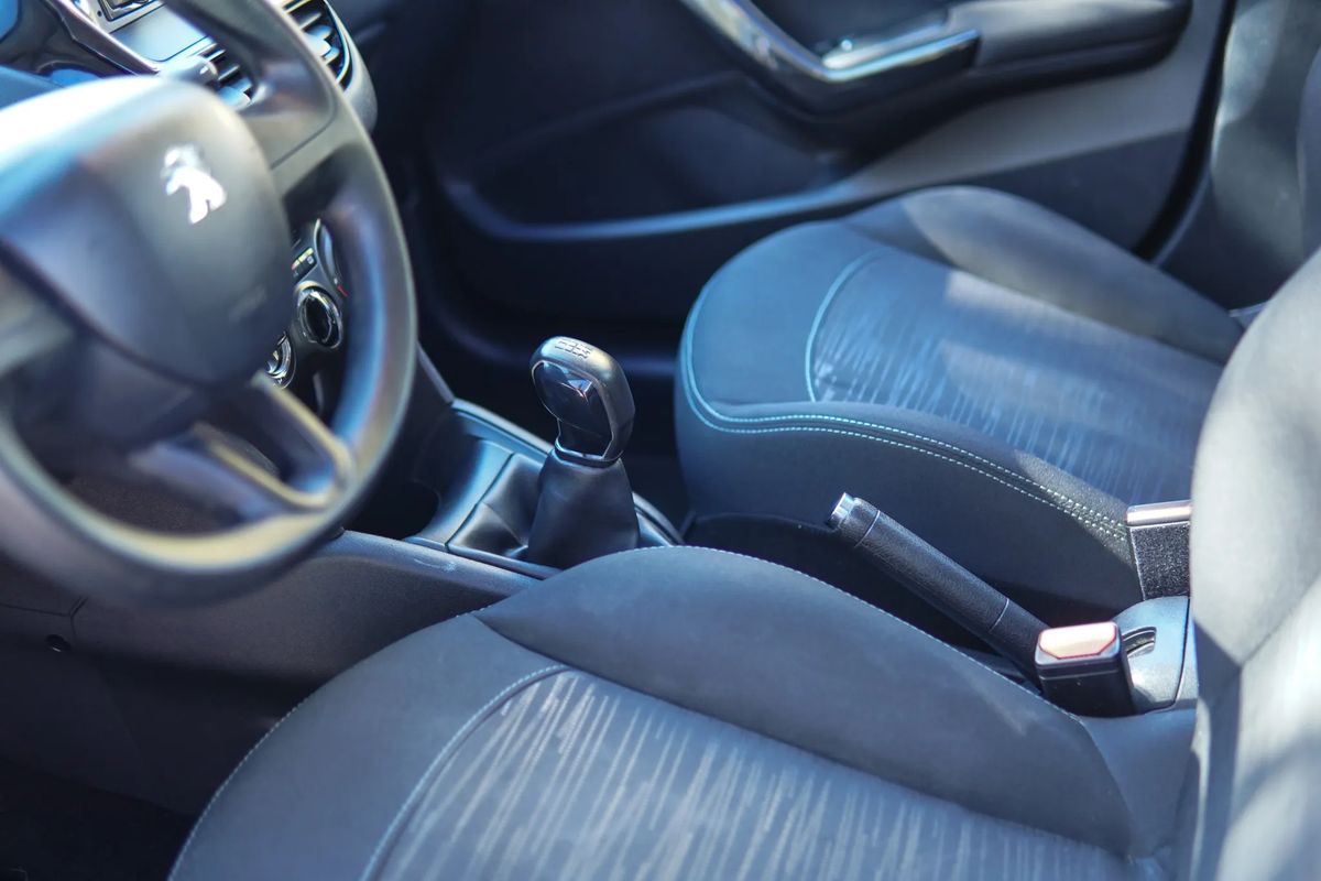 peugeot-208-2015-gasolina-1199cc