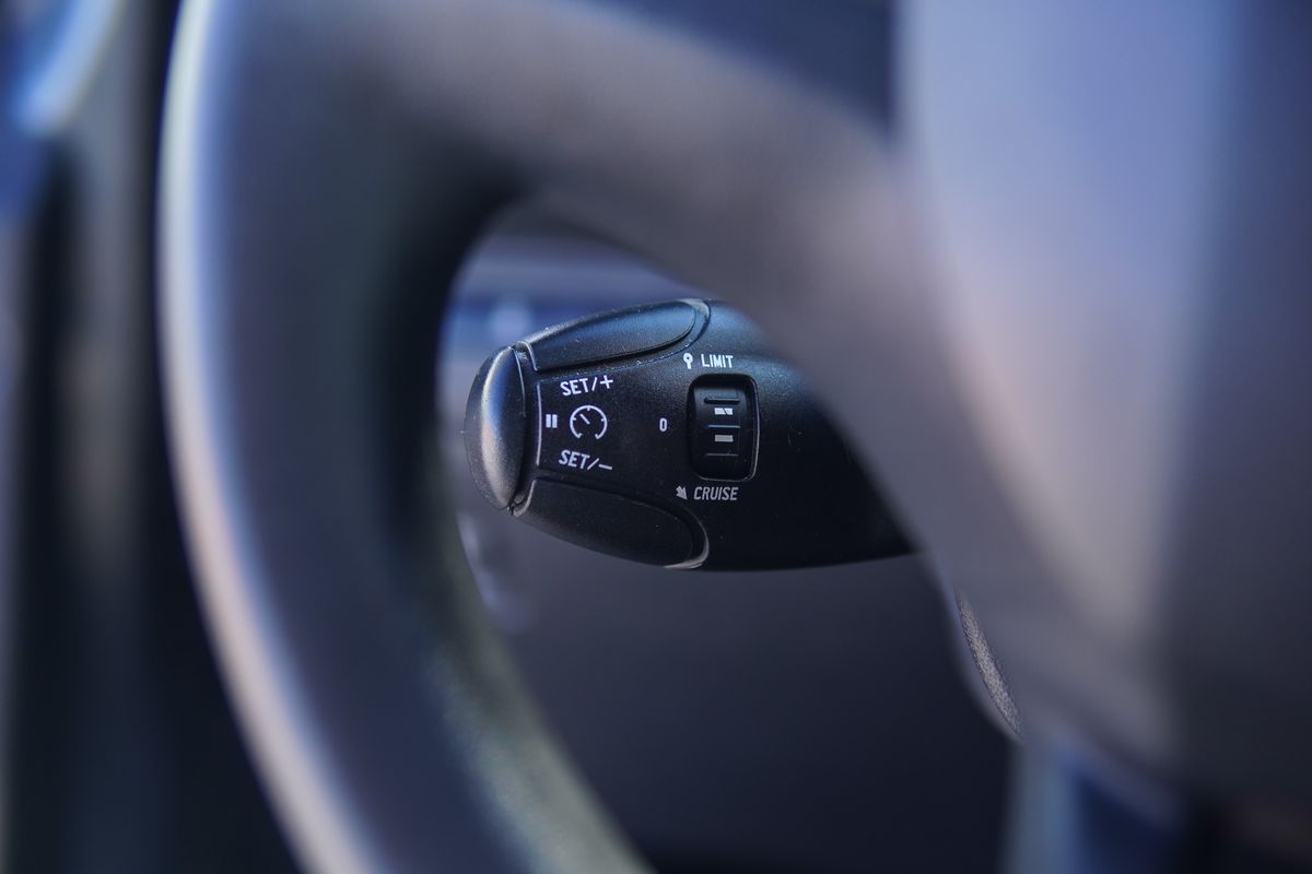 peugeot-208-2015-gasolina-1199cc