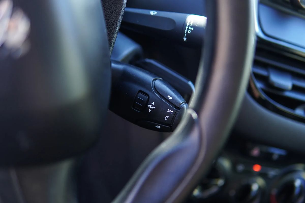 peugeot-208-2015-gasolina-1199cc