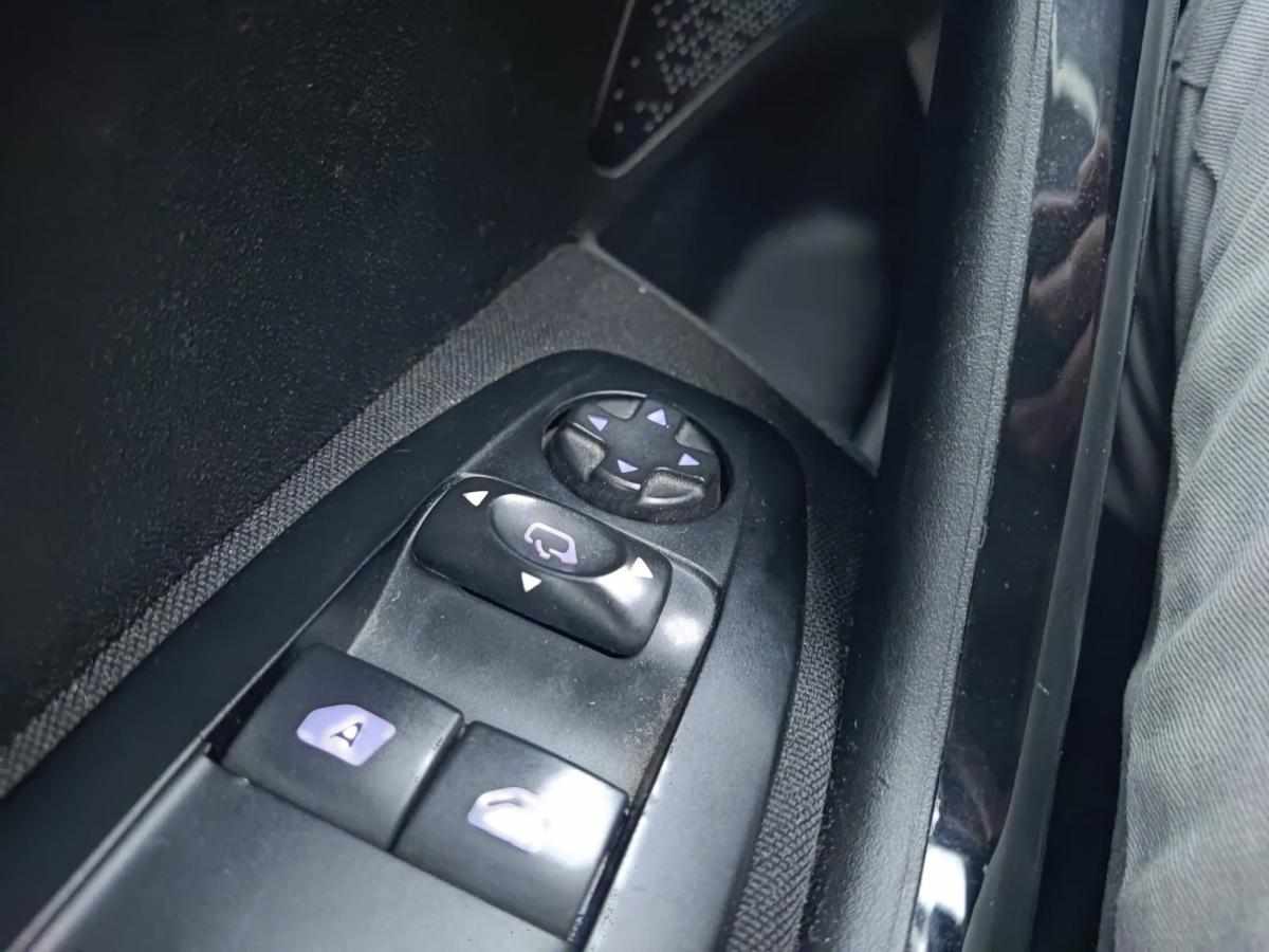 peugeot-208-1-2-vti-2014-gasolina-1199cc