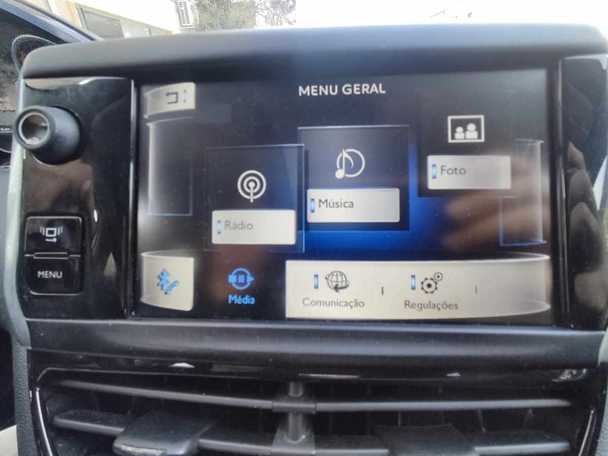 peugeot-208-1-2-vti-2014-gasolina-1199cc