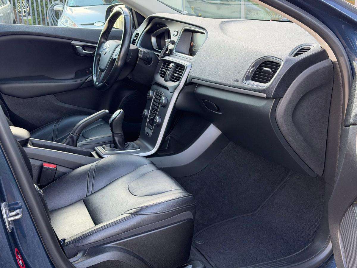 volvo-v40-2015-diesel-1560cc