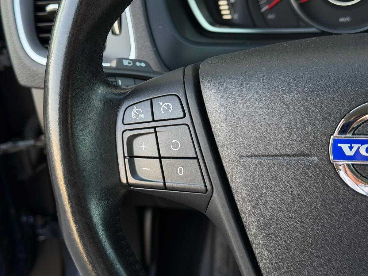 volvo-v40-2015-diesel-1560cc