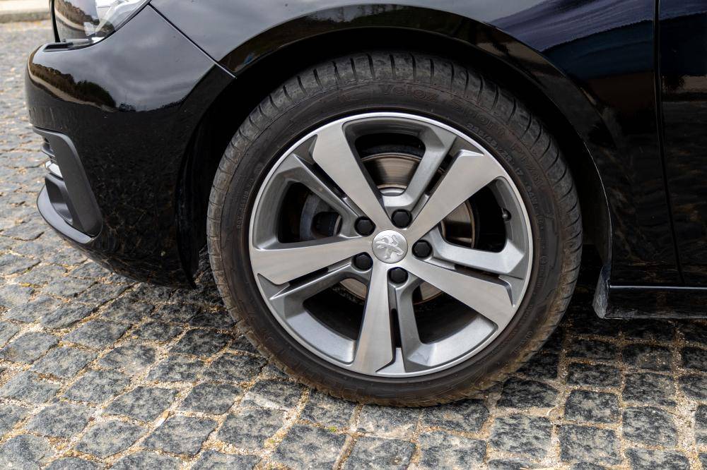 peugeot-308-sw-2018-diesel-1499cc