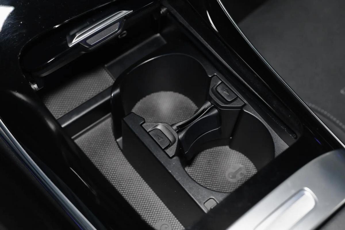 mercedes-benz-classe-c-c-300-e-2023-hibrido-a-gasolina-1999cc