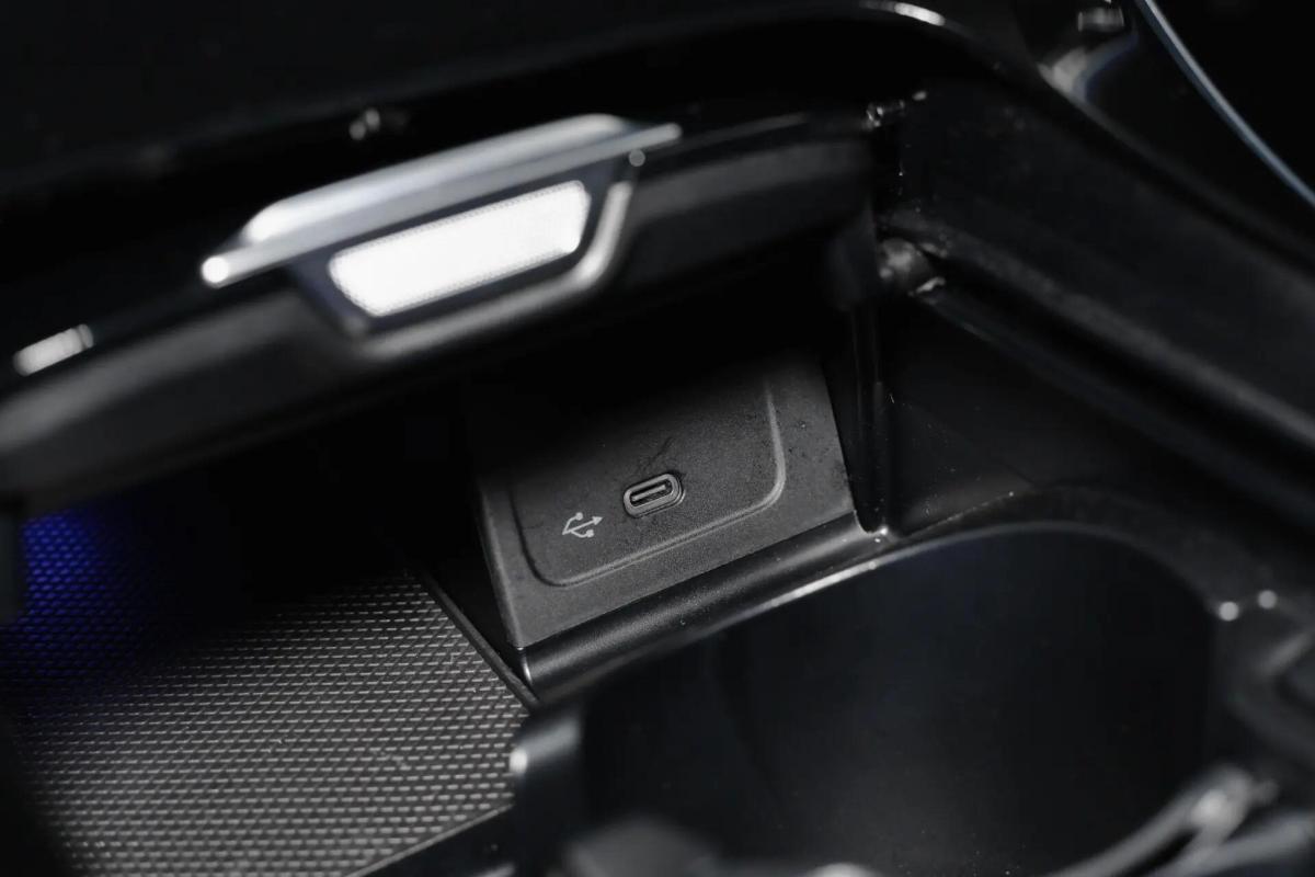 mercedes-benz-classe-c-c-300-e-2023-hibrido-a-gasolina-1999cc