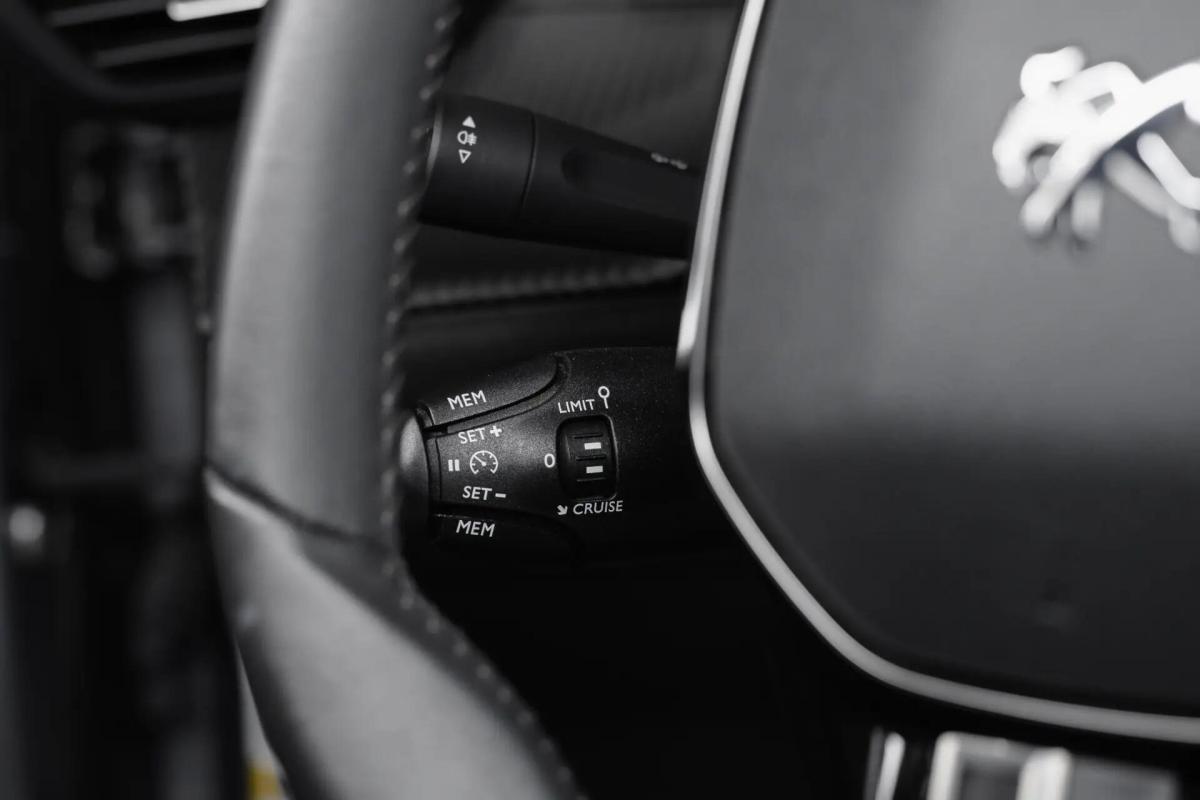 peugeot-2008-2022-gasolina-1199cc