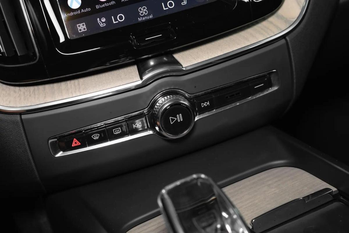 volvo-xc60-2024-hibrido-a-gasolina-1969cc
