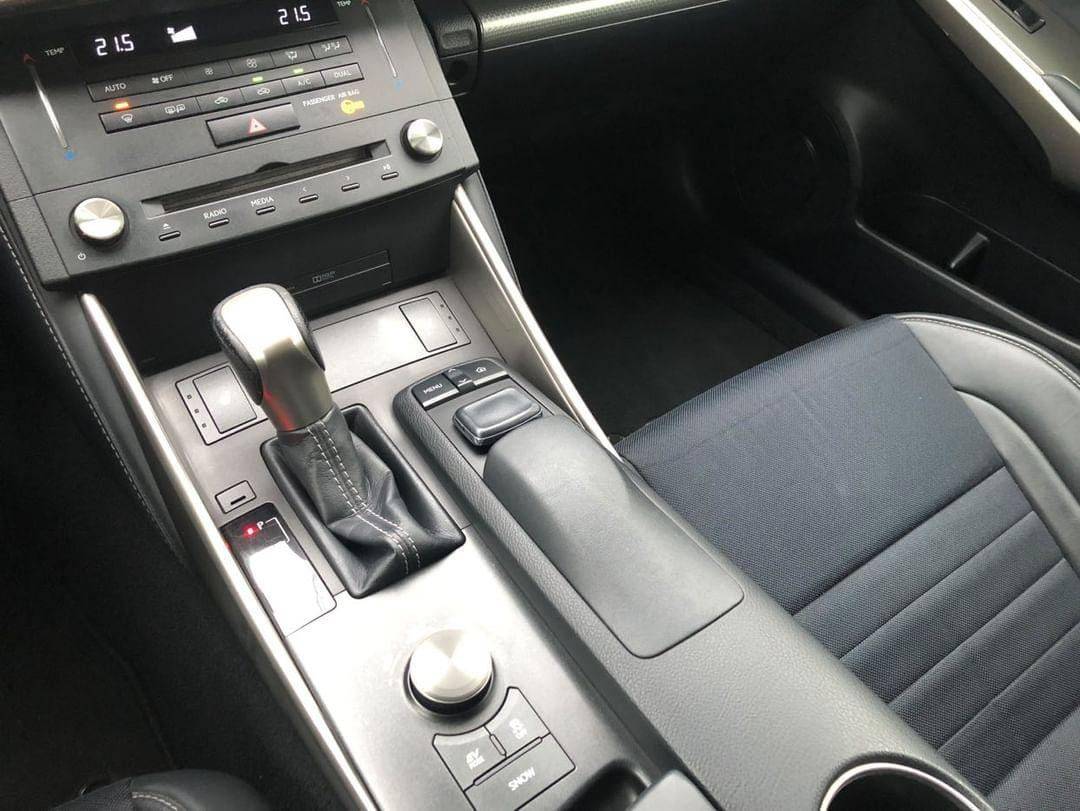 lexus-is-2015-hibrido-a-gasolina-2494cc