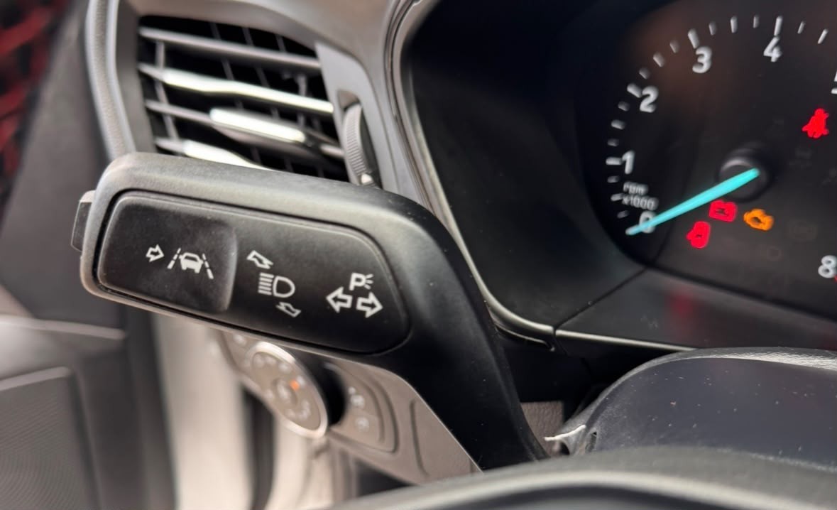 ford-focus-2023-hibrido-999cc
