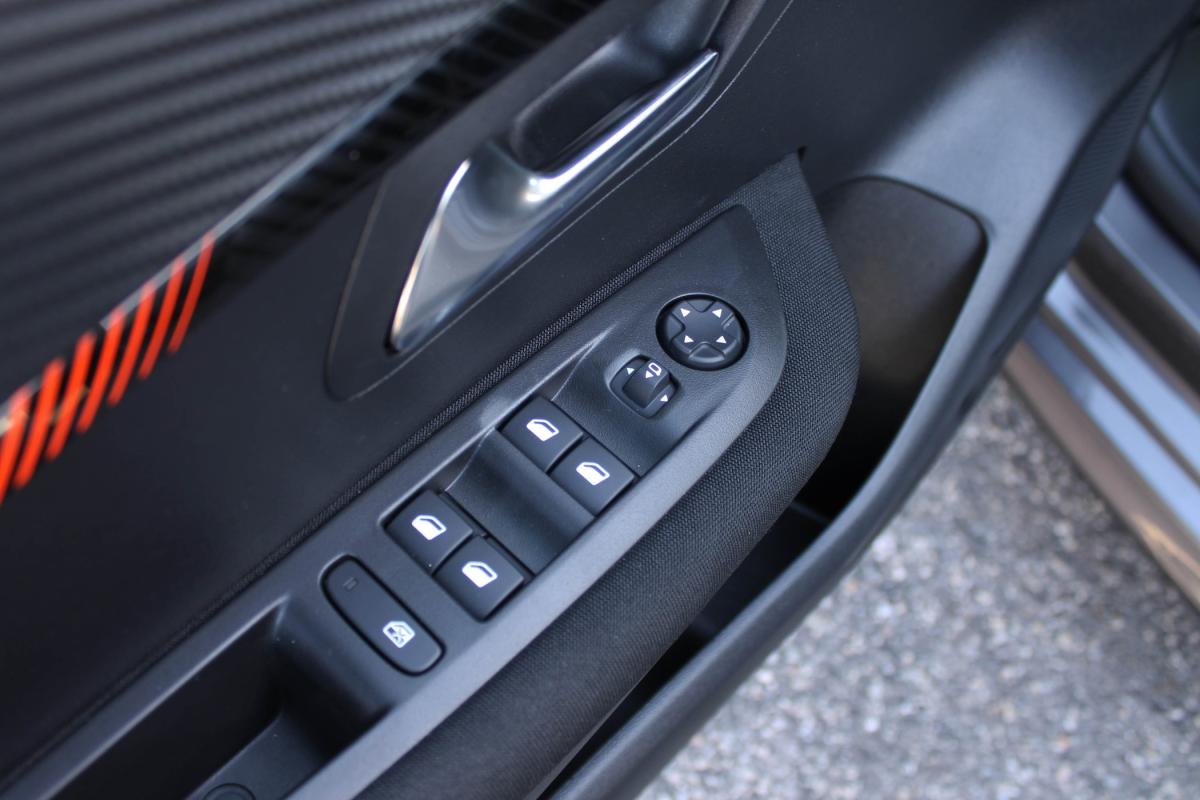 peugeot-208-2023-gasolina-1199cc