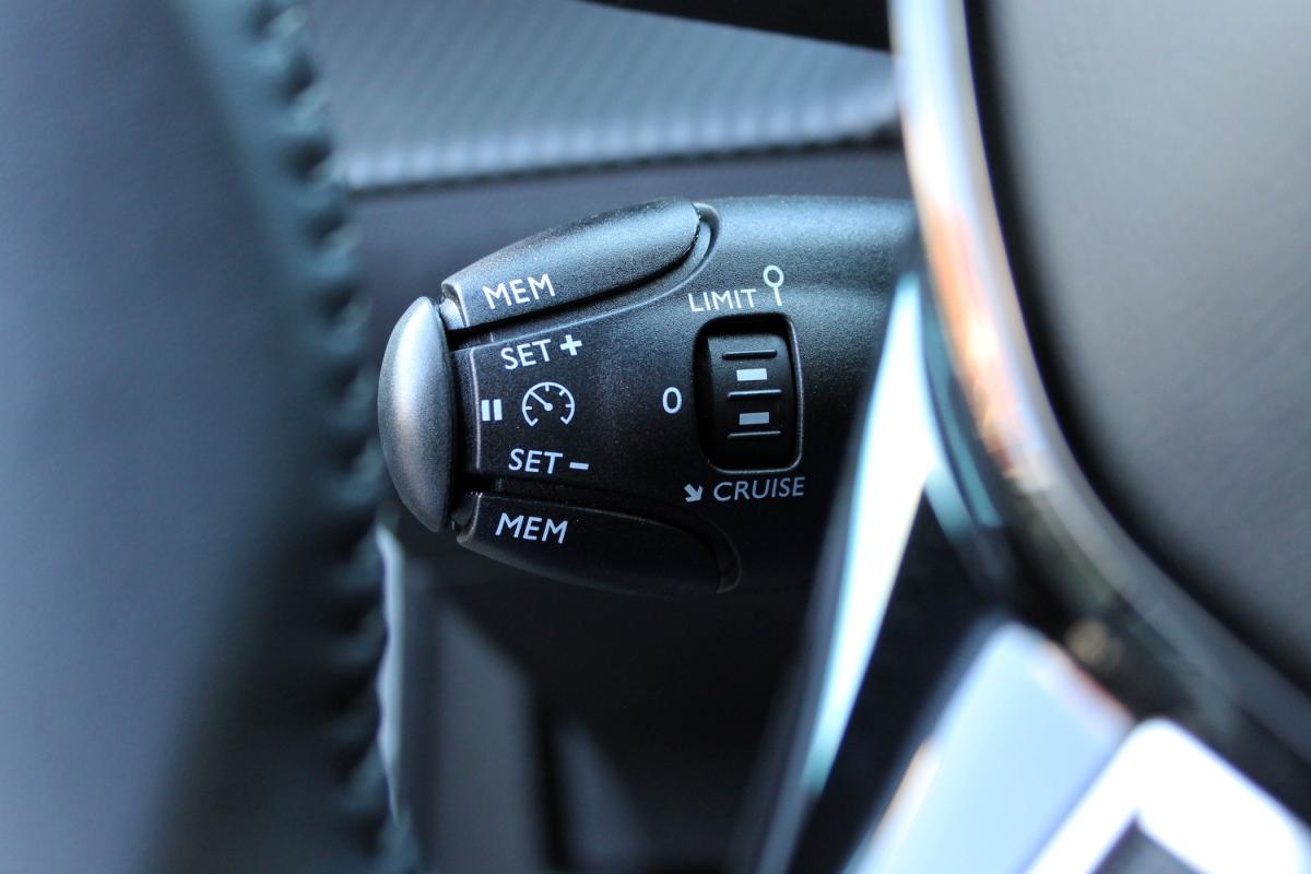 peugeot-2008-2023-gasolina-1199cc