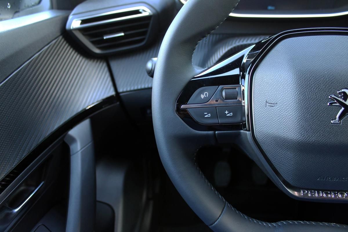 peugeot-2008-2023-gasolina-1199cc