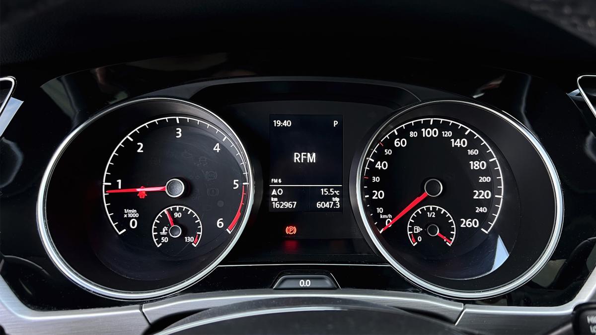 volkswagen-touran-2019-diesel-1598cc