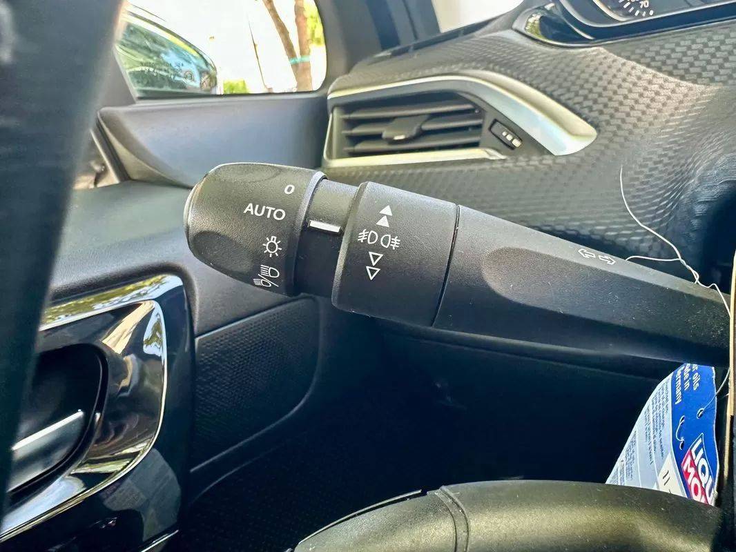 peugeot-208-2016-gasolina-1199cc