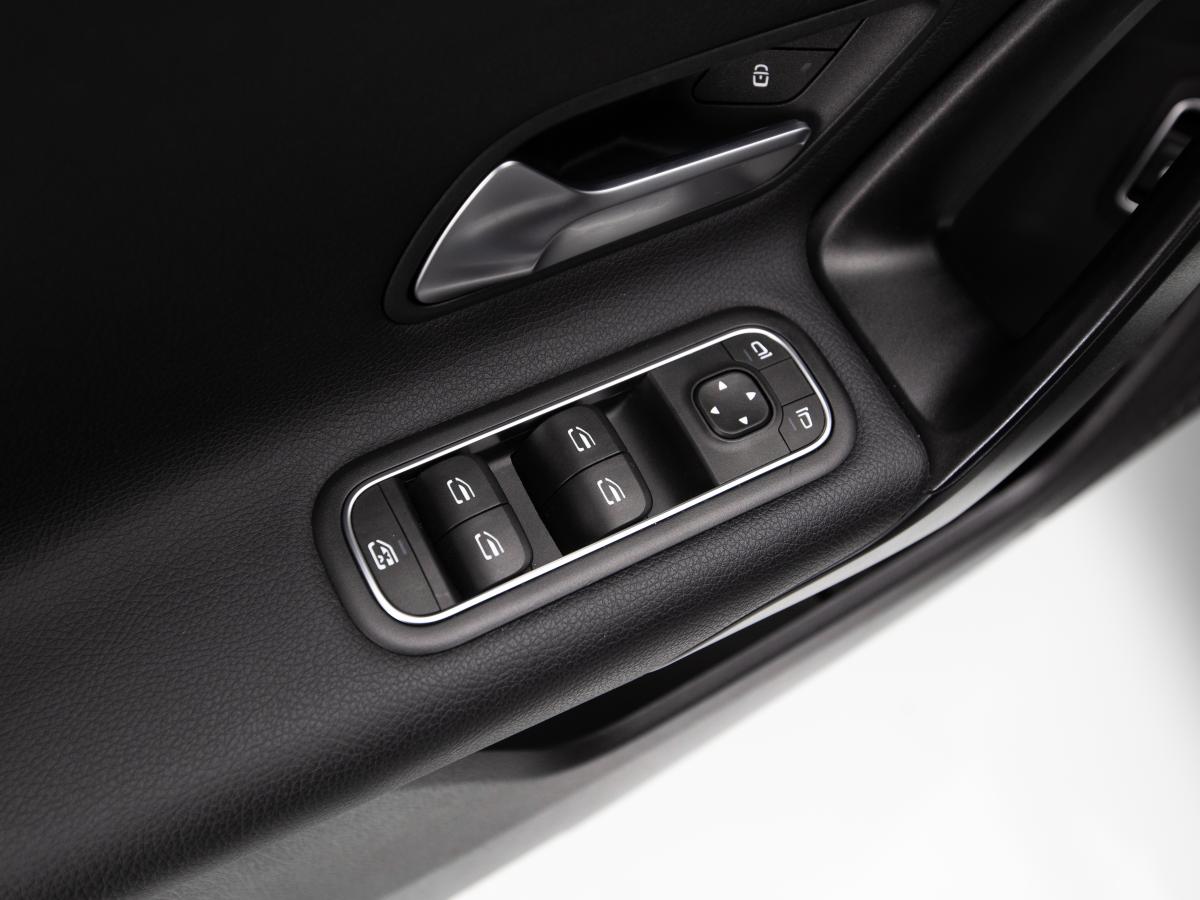 mercedes-benz-classe-a-2023-hibrido-a-gasolina-1332cc
