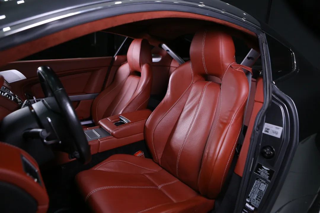 aston-martin-vantage-coupe-2010-gasolina-4282cc