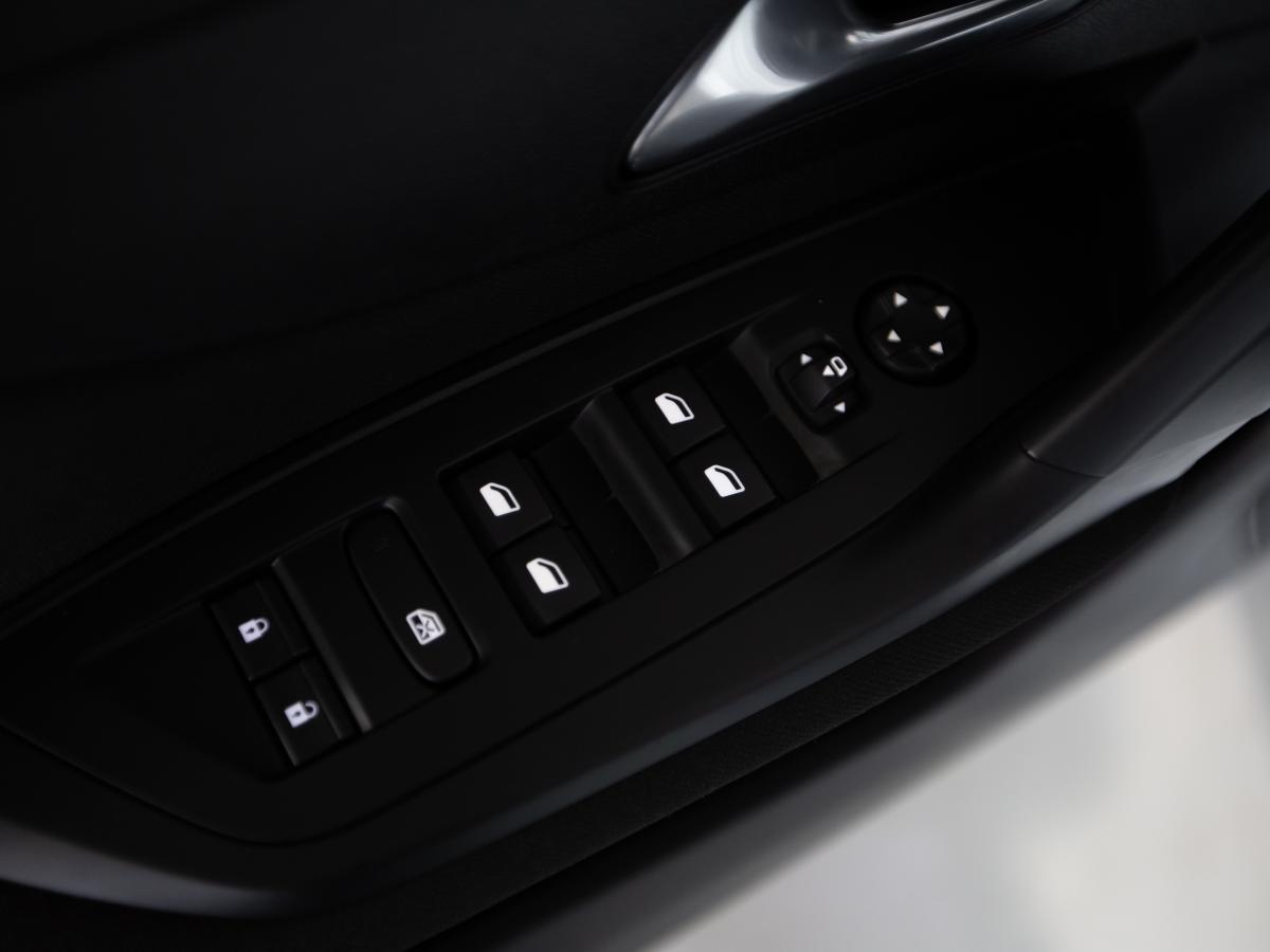 peugeot-308-2023-hibrido-a-gasolina-1598cc