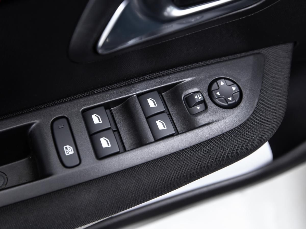 peugeot-208-2023-gasolina-1199cc