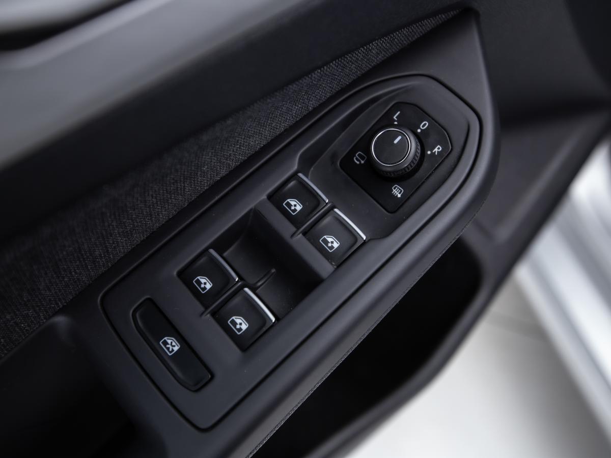 volkswagen-golf-variant-2024-diesel-1968cc
