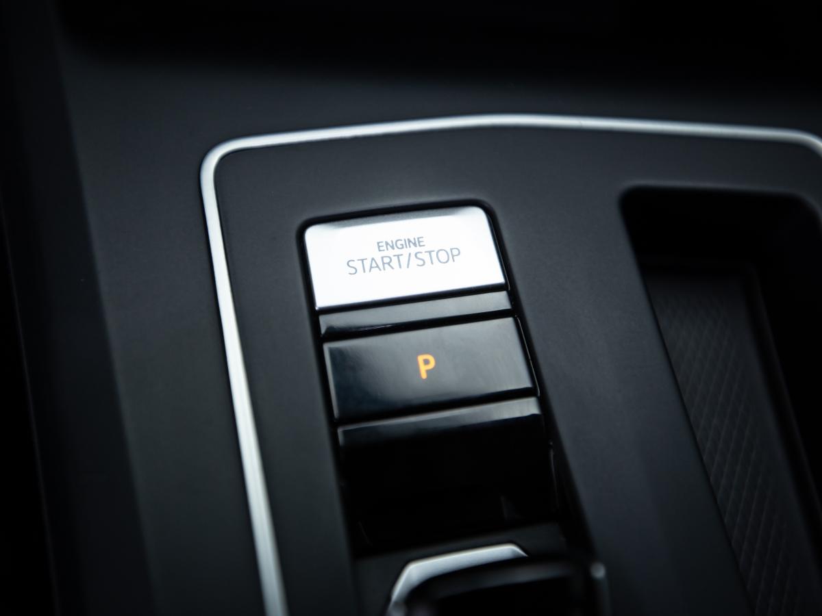 volkswagen-golf-variant-2023-diesel-1968cc