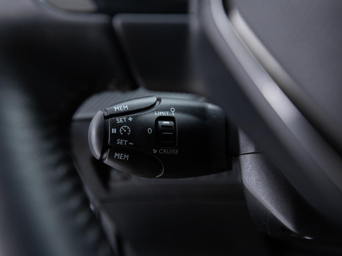 peugeot-e-2008-2022-eletrico-0cc