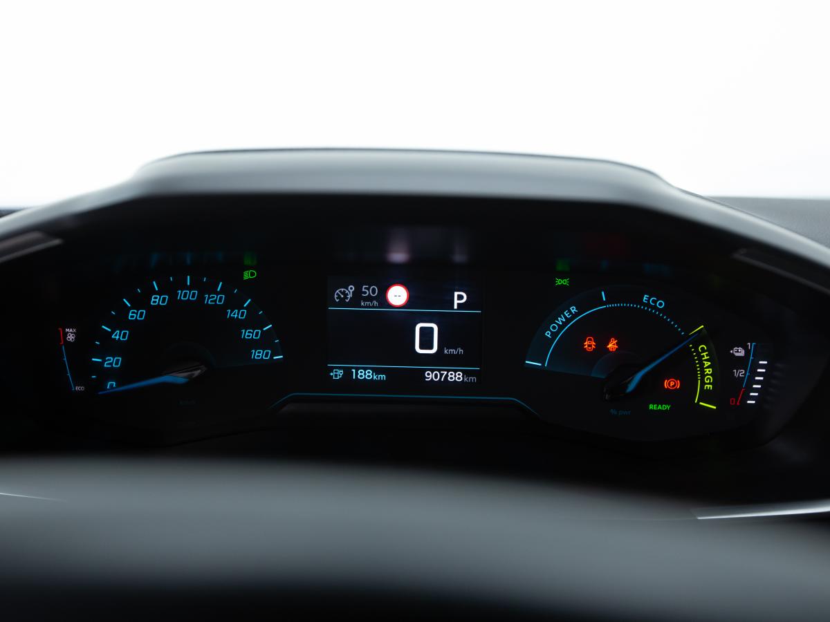 peugeot-e-2008-2022-eletrico-0cc
