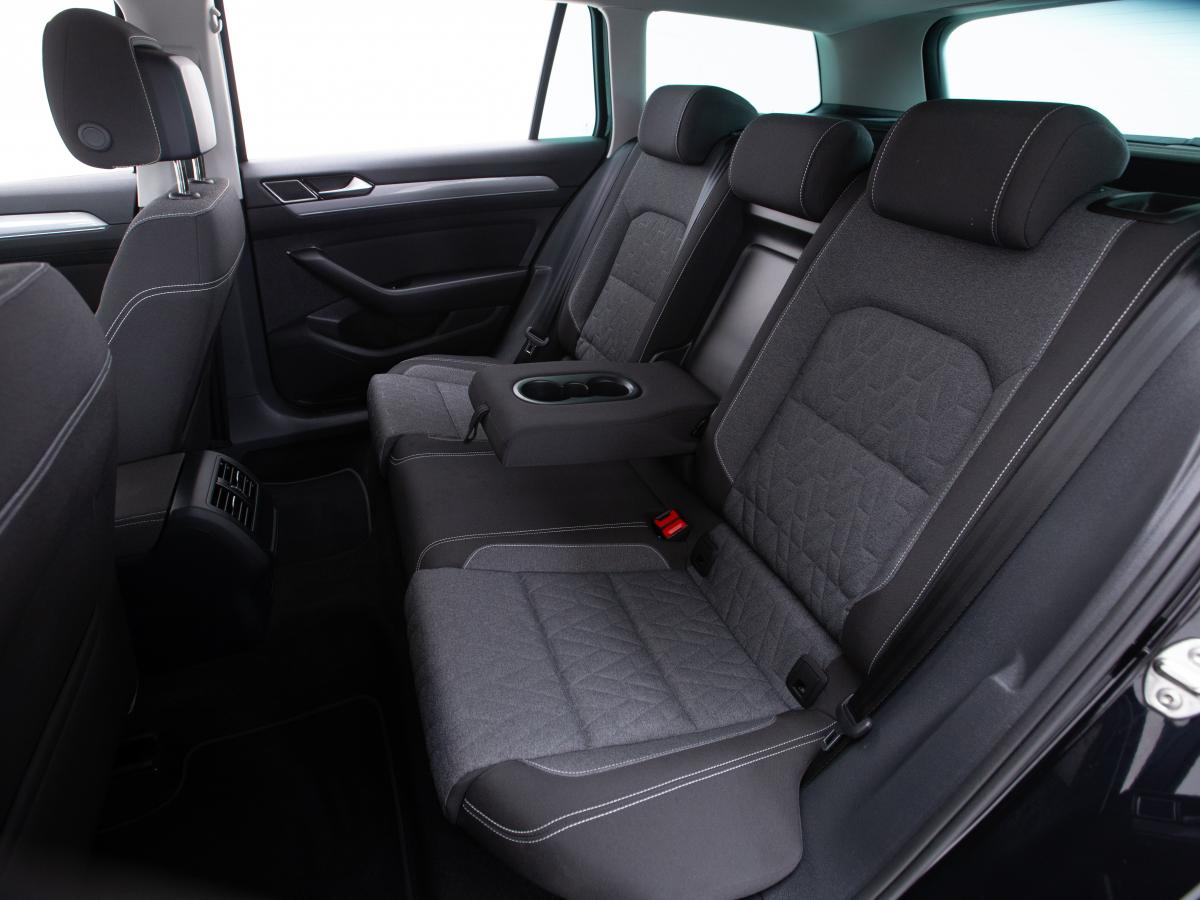 volkswagen-passat-variant-2023-diesel-1968cc