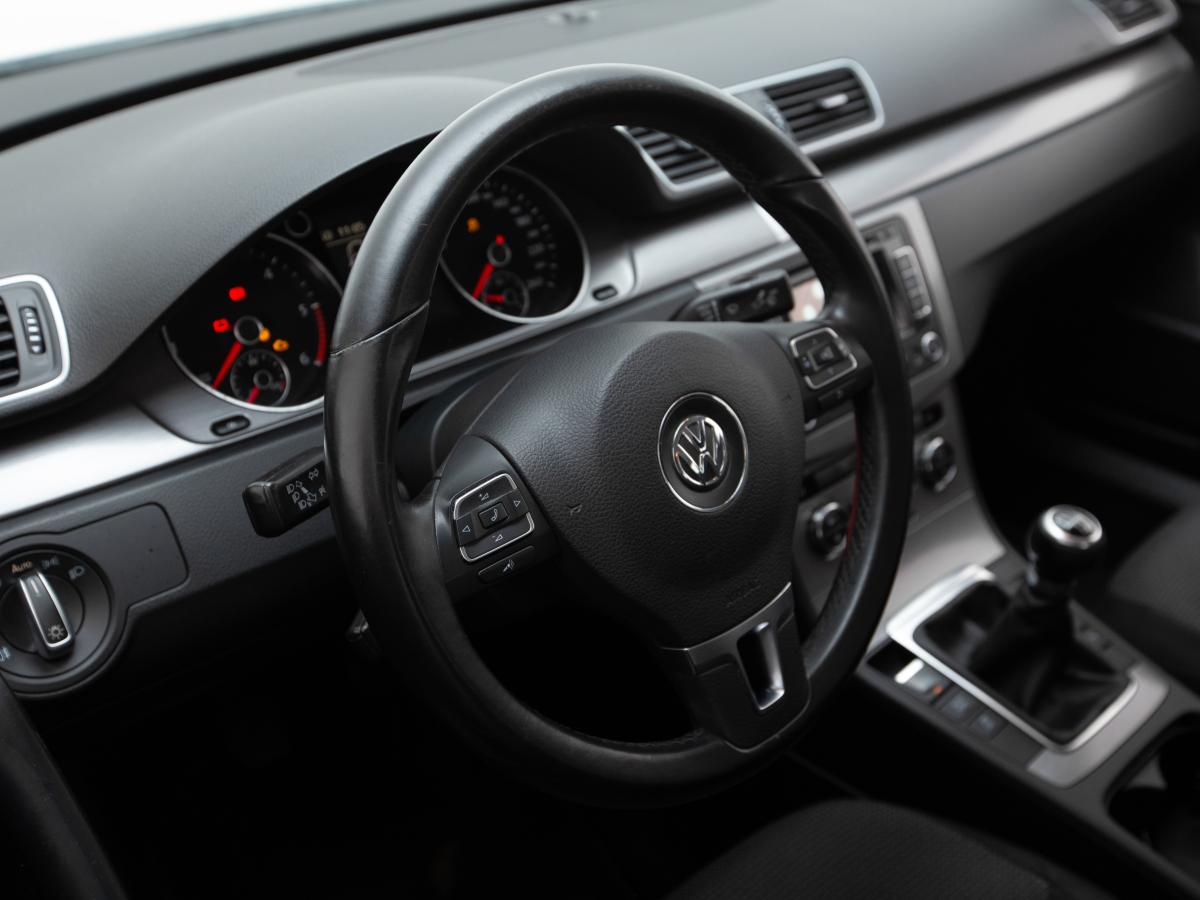 volkswagen-passat-variant-2012-diesel-1598cc