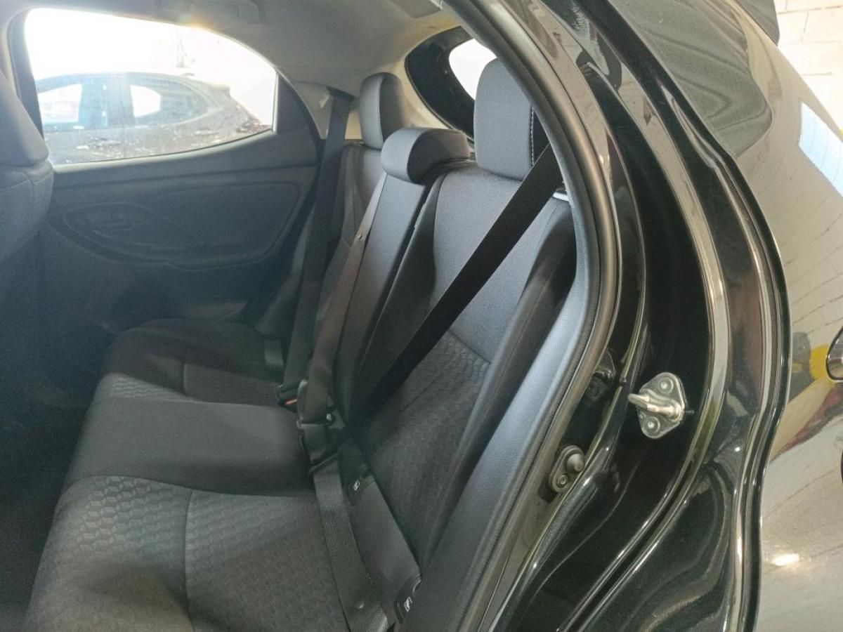 toyota-yaris-2023-hibrido-a-gasolina-1490cc