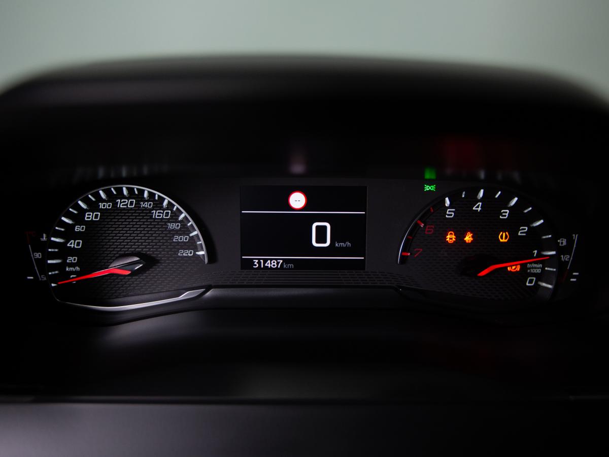 peugeot-208-2023-gasolina-1199cc