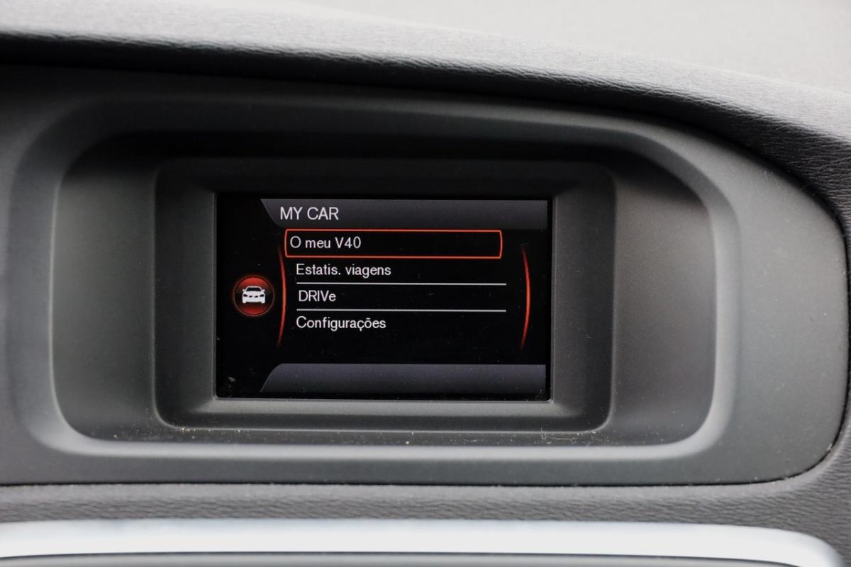 volvo-v40-2013-diesel-1560cc