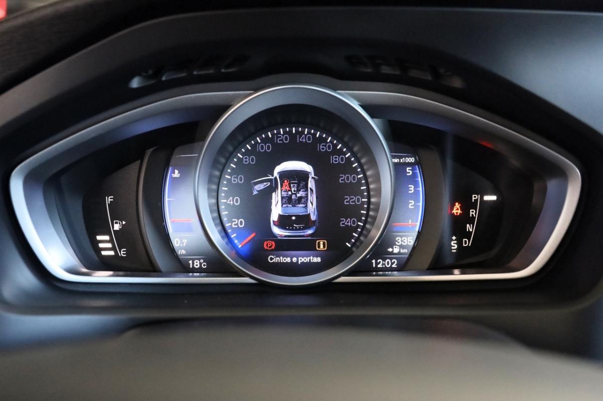 volvo-v40-2016-diesel-1969cc