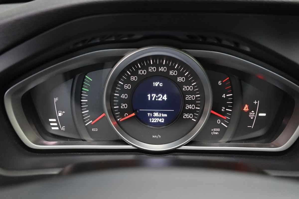 volvo-v40-2018-diesel-1969cc