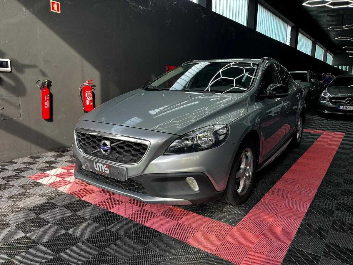 volvo-v40-cross-country-2013-diesel-1560cc