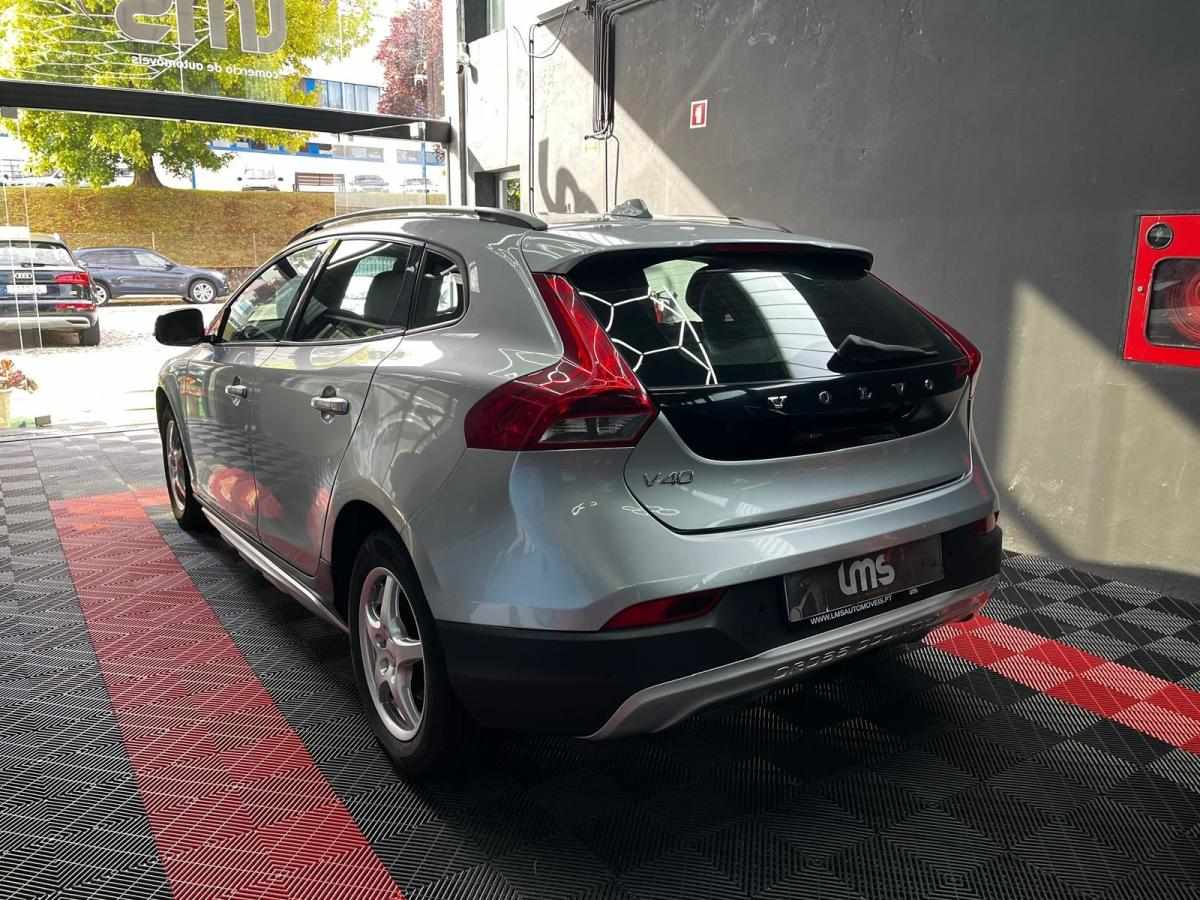 volvo-v40-cross-country-2013-diesel-1560cc