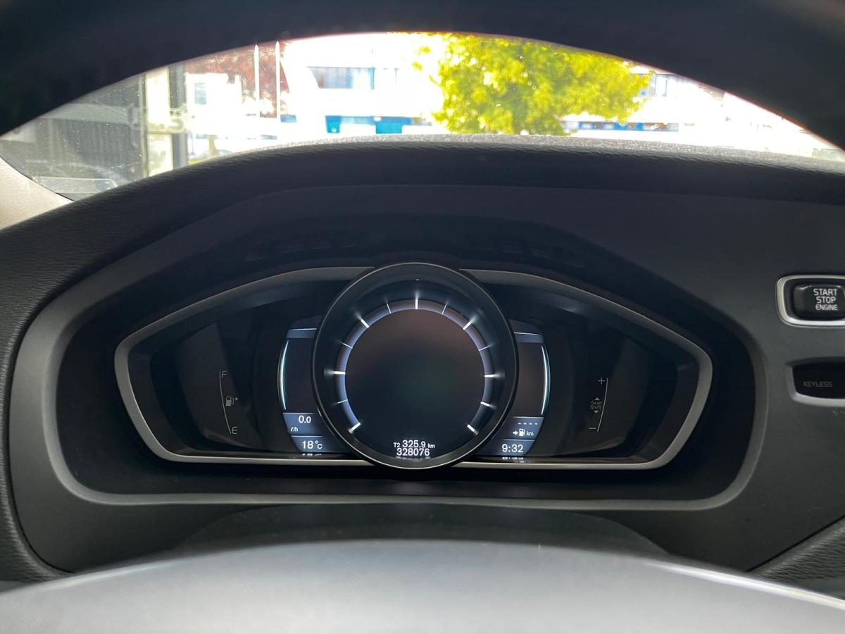 volvo-v40-cross-country-2013-diesel-1560cc
