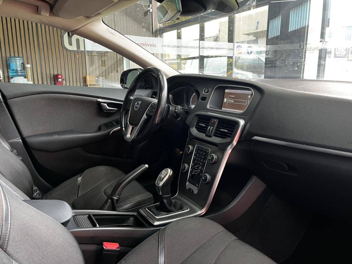 volvo-v40-cross-country-2013-diesel-1560cc