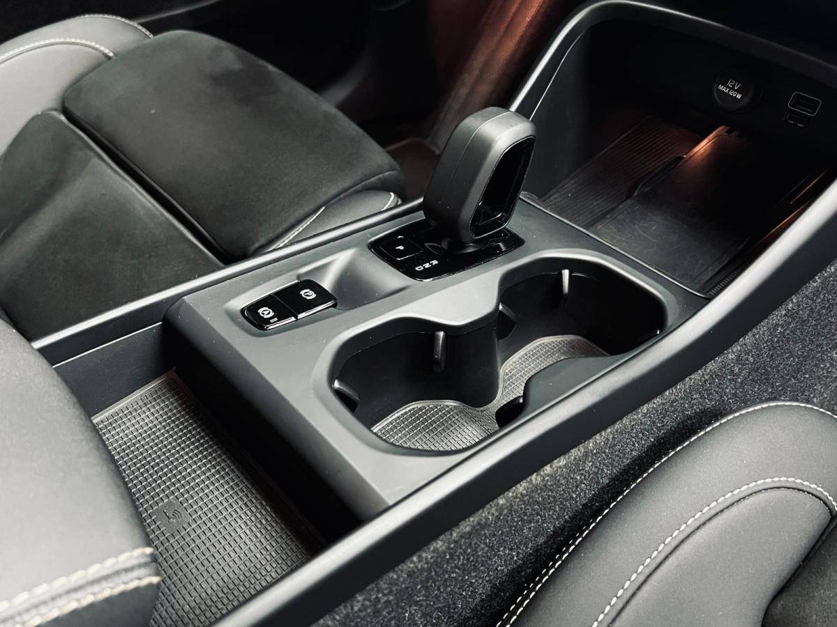 volvo-xc40-2023-hibrido-a-gasolina-1477cc