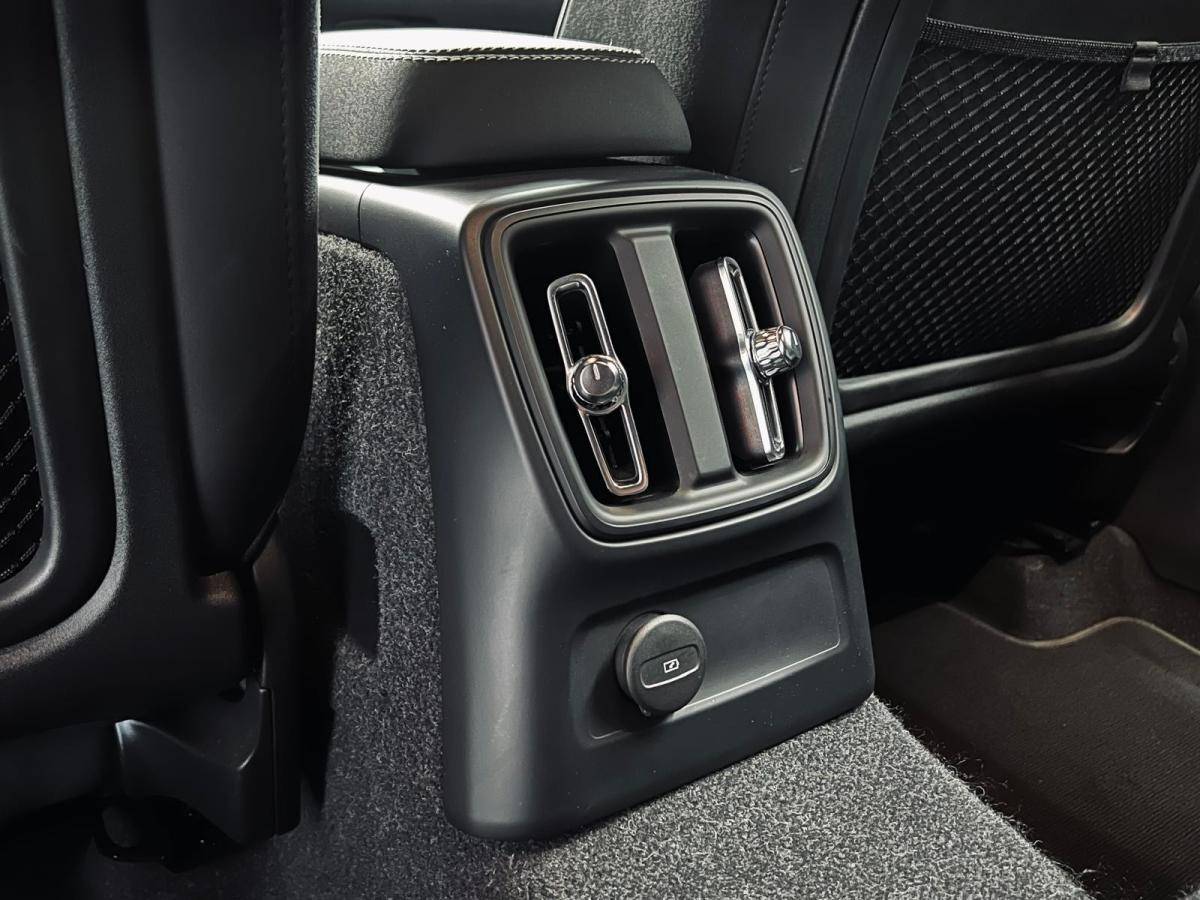 volvo-xc40-2023-hibrido-a-gasolina-1477cc