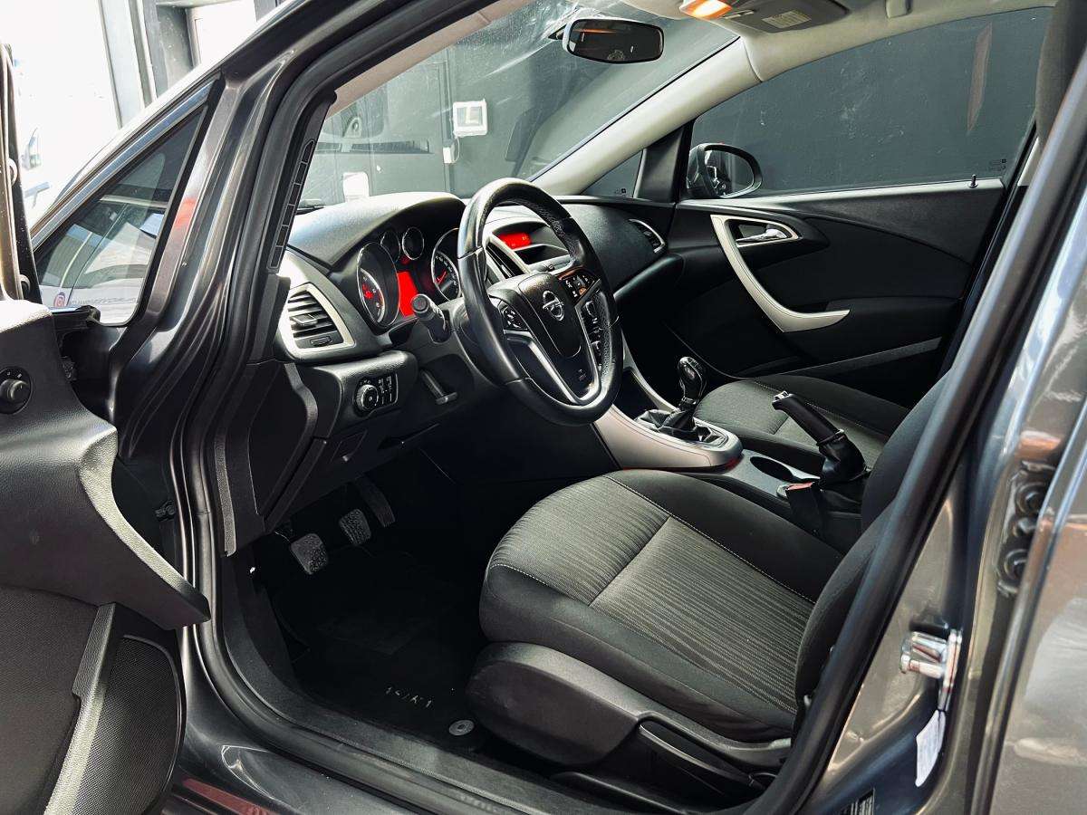 opel-astra-sport-tourer-2011-diesel-1248cc
