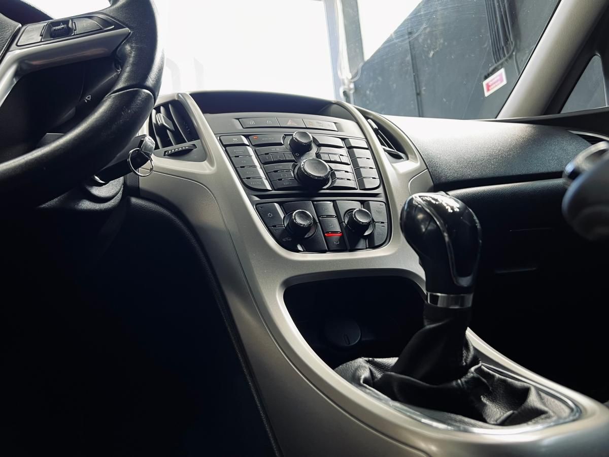 opel-astra-sport-tourer-2011-diesel-1248cc