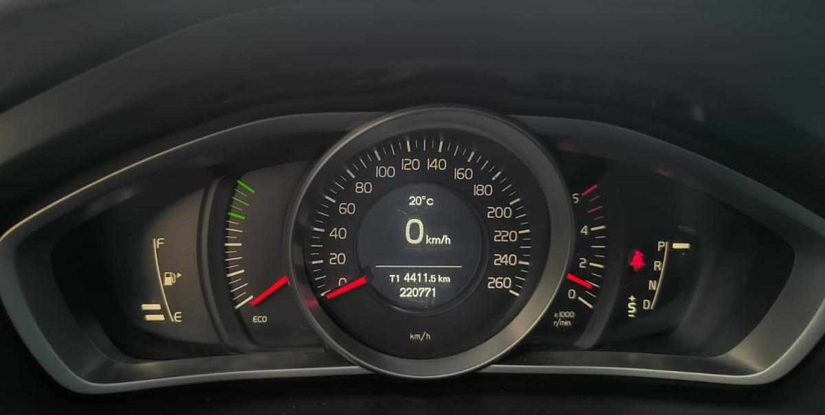 volvo-v40-d2-2017-diesel-1969cc
