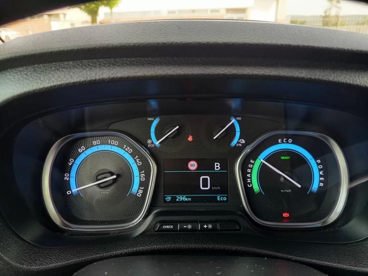 peugeot-expert-2023-eletrico-200cc