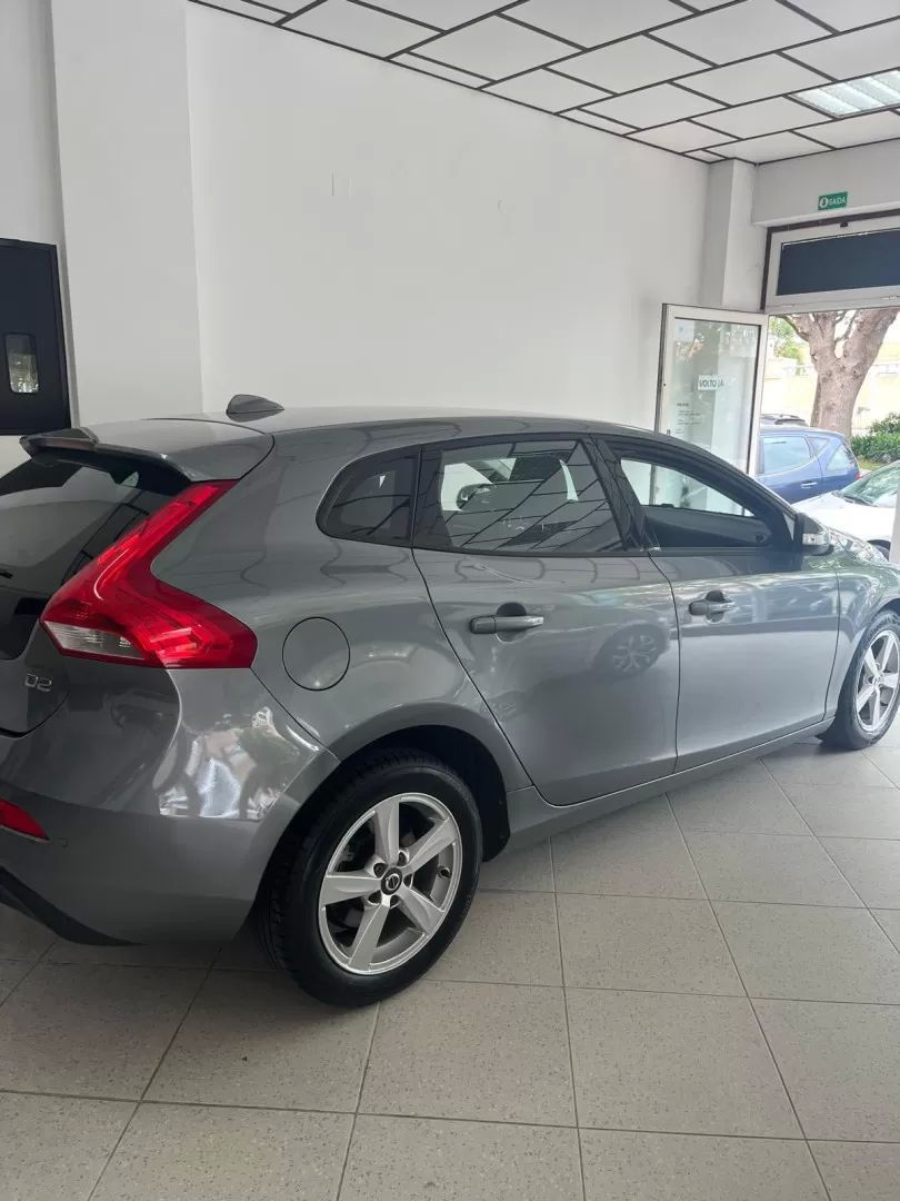 volvo-v40-2016-diesel-1560cc