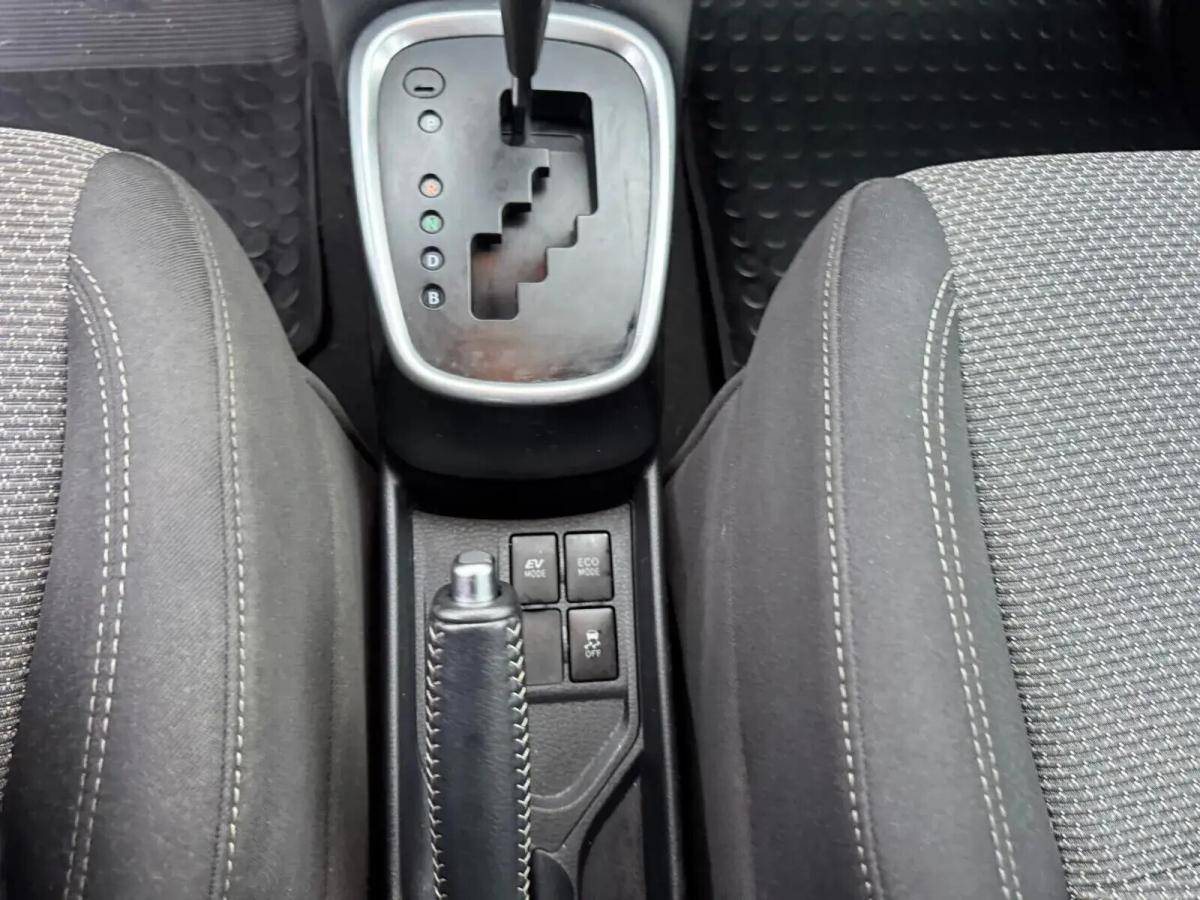toyota-yaris-2015-hibrido-a-gasolina-1497cc